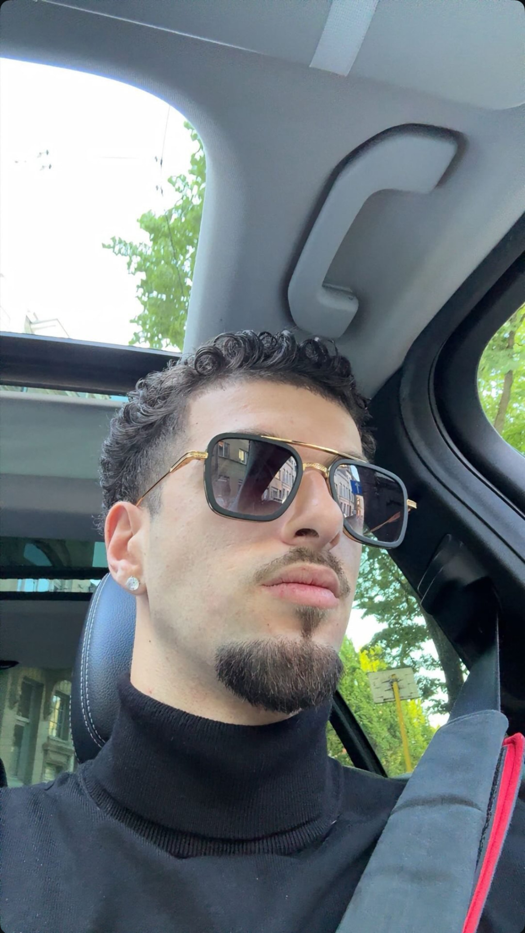 Client L’Optique Royale – lunettes de soleil carrées dorées