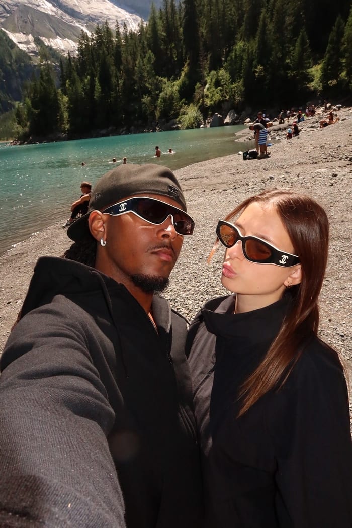 Couple L’Optique Royale – lunettes de soleil au bord du lac