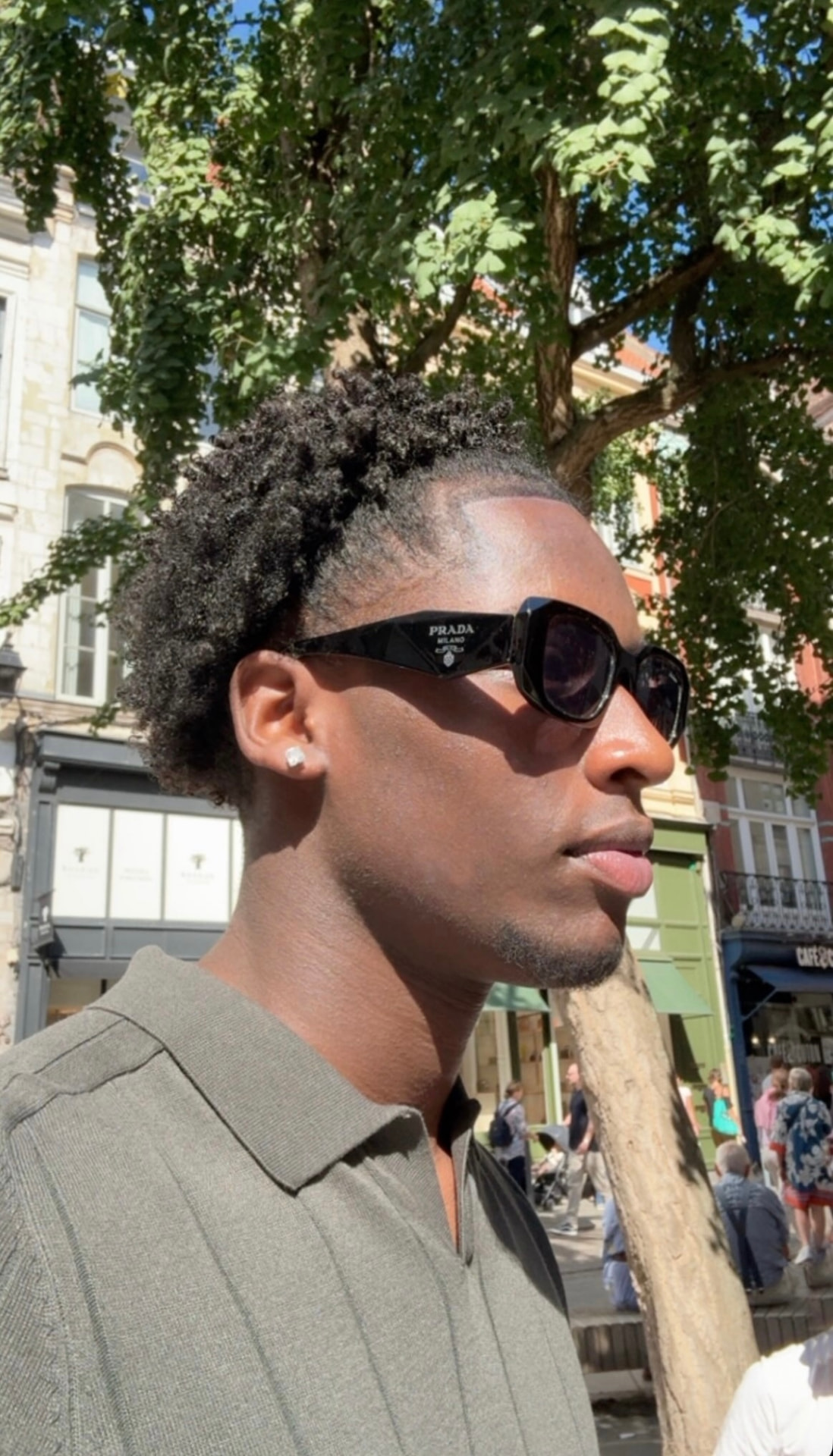 Client L’Optique Royale – lunettes de soleil noires en ville
